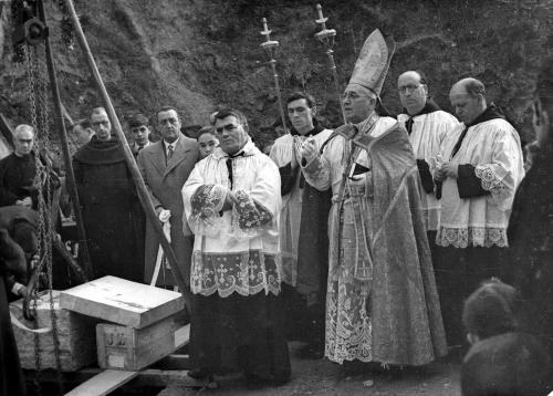 Los Padres Carmelitas dejan Eibar tras 85 años de labor: la fundación de la Orden en Eibar data del 24 de abril de 1935 1951. Primera piedro de la iglesia de los Carmelitas. Foto: Ojanguren – Gure Gipuzkoa.