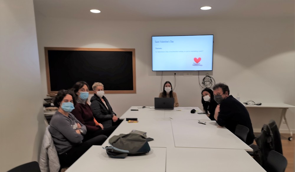Meetings at the library: abierta la prematrícula para participar en el grupo de práctica de inglés Imagen de una sesión