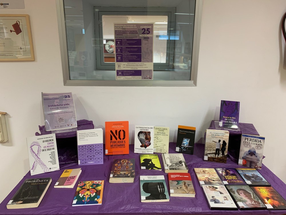 Exposición de los libros en la Biblioteca Juan San Martin