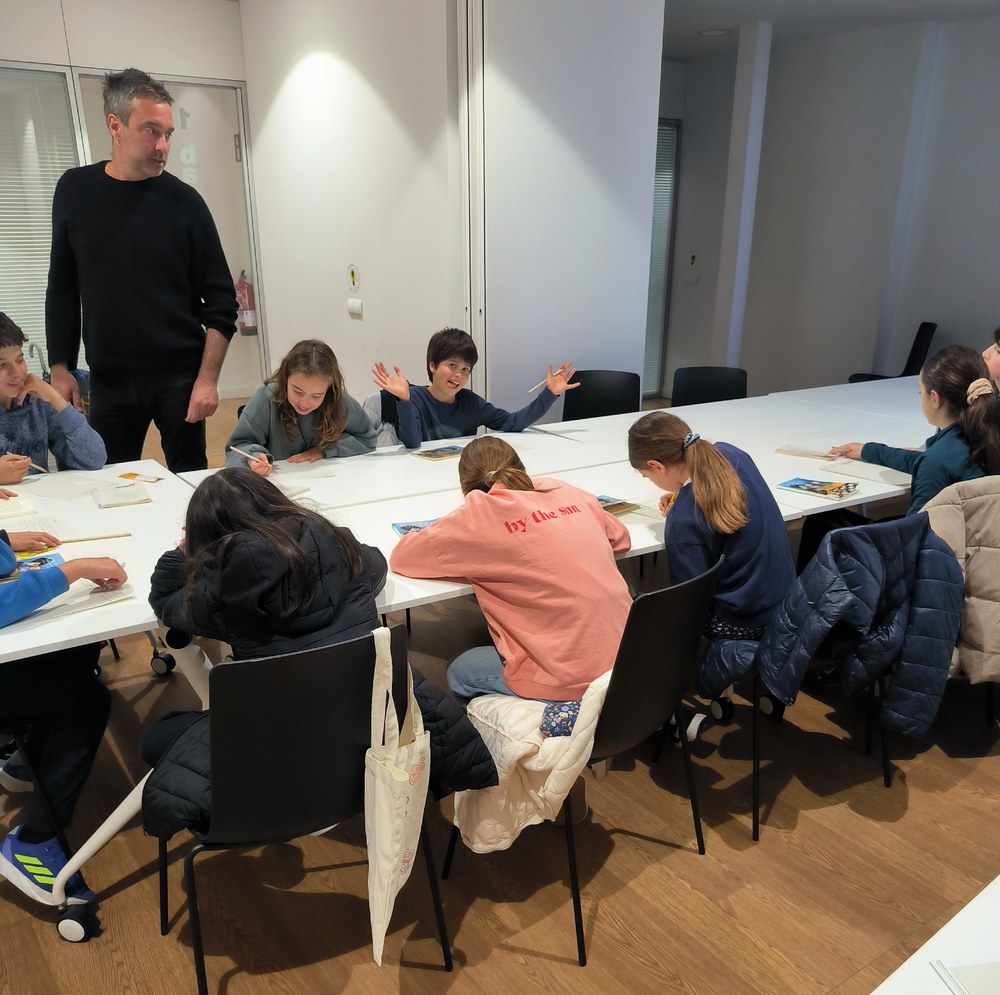 Paperezko hegoak: prematrícula del club de lectura para niños, niñas y jóvenes Foto de una de las sesiones del club