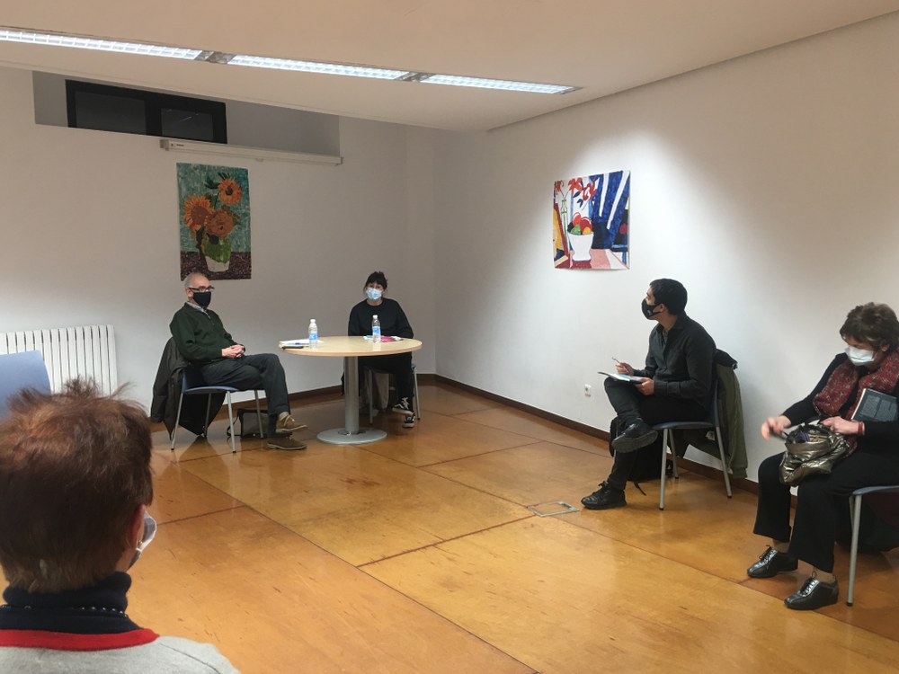 Prematrícula para participar en el grupo de lectura "Idazlearekin harixa emoten" Imagen de una sesión