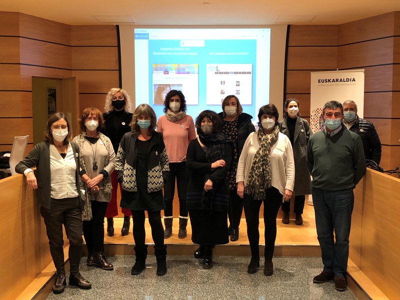Imagen de la rueda de prensa celebrada para presentar el proyecto "Aniztasuna ikasgai".