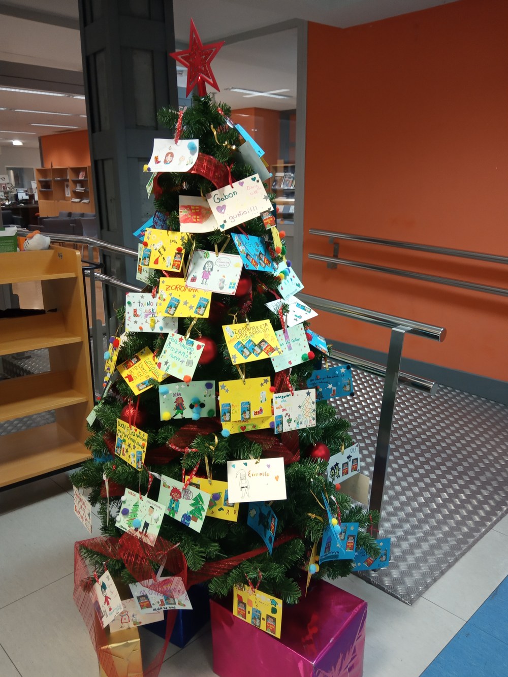 Recomienda tus lecturas en el árbol de Navidad Árbol en la biblioteca infantil