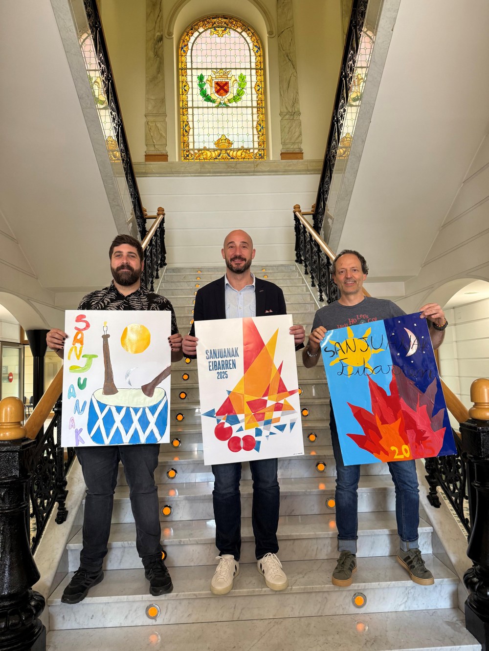 Sanjuanes 2025: Eibar calienta motores para unas fiestas cargadas de cultura, música y tradición De izq. a dcha.: Andoni Zabala, concejal de Cultura; Jon Iraola, alcalde de Eibar; y Asier López de Viñaspre, técnico de cultura.
