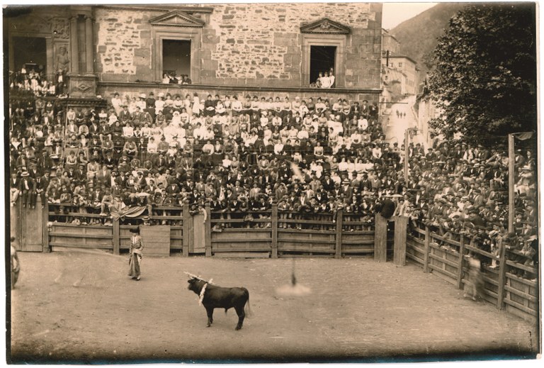 Corrida en la plaza de Untzaga; en la parte superior izquierda, el arcabucero. Foto: Fondo Castrillo Ortuoste. Archivo Municipal de Eibar.