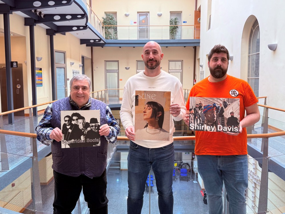 SÜNE y Seguridad Social encabezan los conciertos de San Juan organizados por el Ayuntamiento El alcalde de Eibar, Jon Iraola, acompañado del concejal de Cultura, Andoni Zabala (dcha), y el concejal de Fiestas, Patxi Lejardi (izq.).