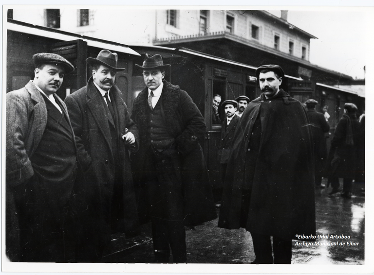 Alejandro Telleria (1876-.1939), el alcalde de la proclamación de la República (el primero por la izquierda). Foto: Archivo Municipal