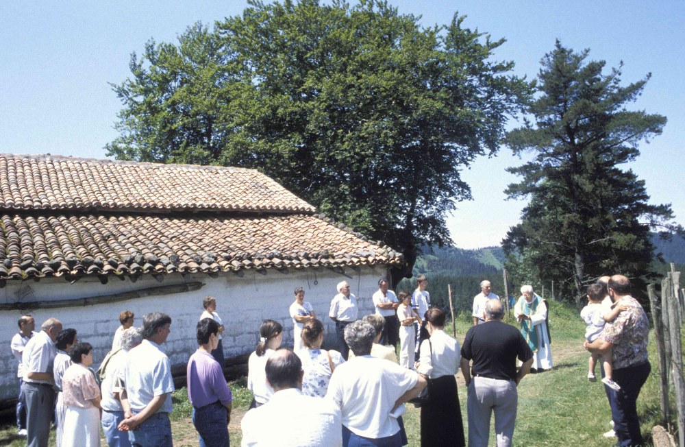 Uno de los ritos más ancestrales de Eibar, el conjuro de Akondia, en la ermita de San Pedro de Akondia el día 3 de julio a las 11 de la mañana El conjuro de Akondia en los años 80. Foto: guregipuzkoa