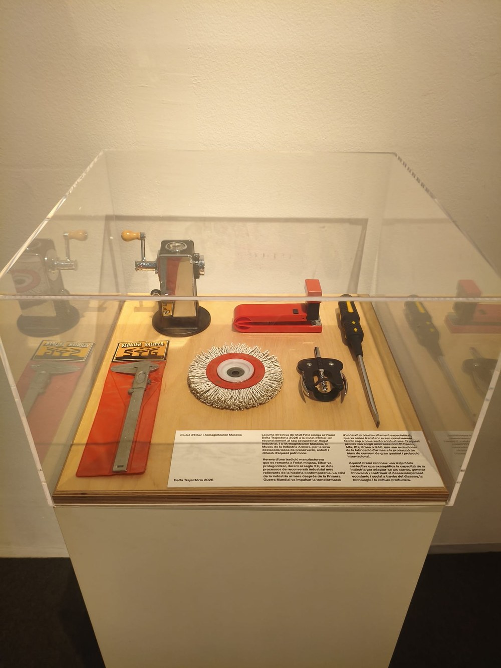 Los objetos en la vitrina de la exposición de Barcelona