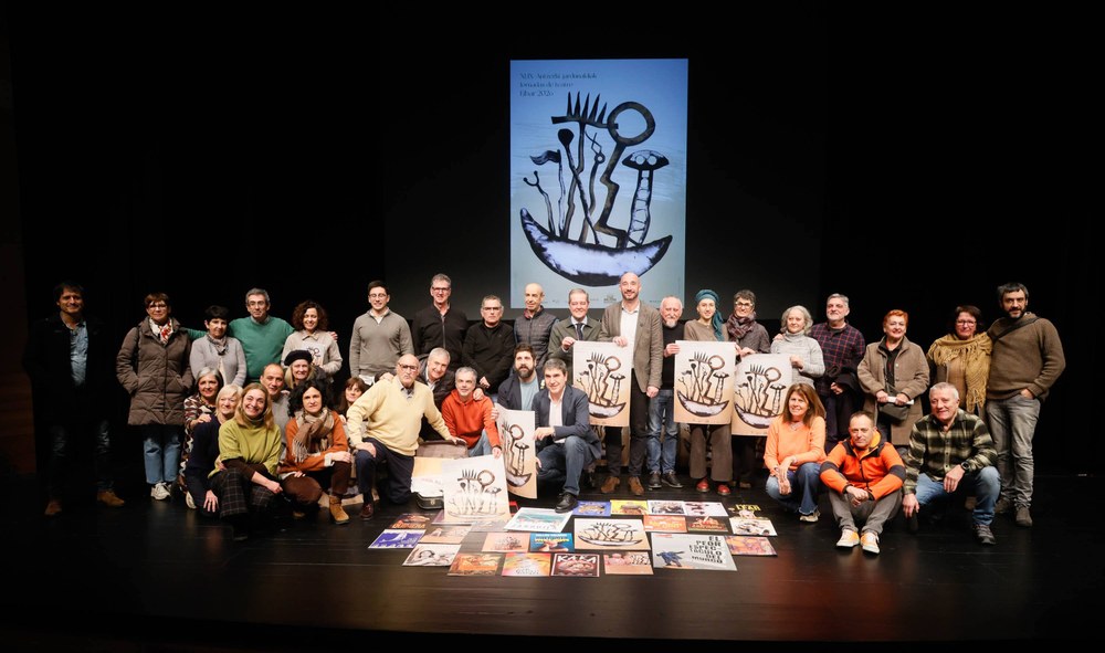 Presentación de la XLIX edición de las Jornadas de Teatro de Eibar. En el escenario, representantes institucionales, miembros de compañías teatrales participantes y medios locales.