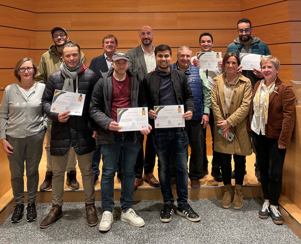 Abierto el plazo de inscripción en el Programa Debabarrena Integra Bat Eginez Foto de los alumnos en el reparto de diplomas