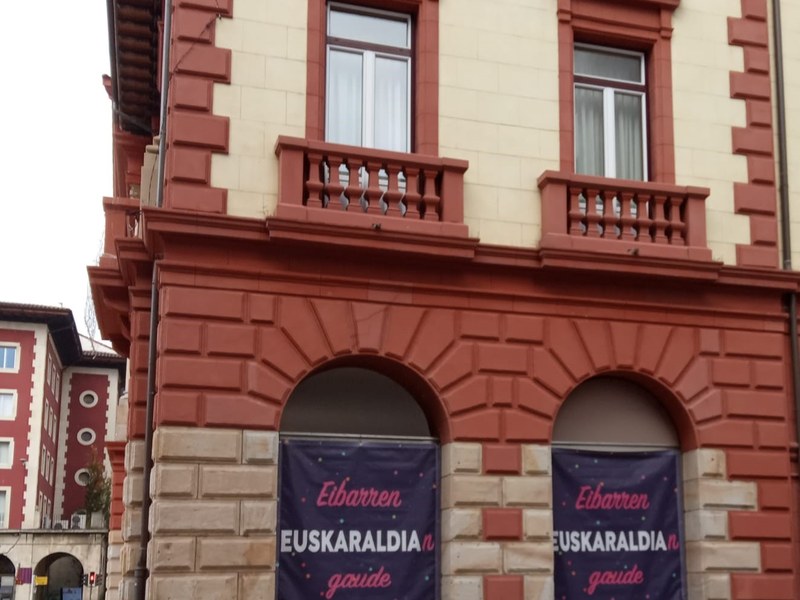 Fachada lateral de la Casa Consistorial con la banderola del Euskaraldia.
