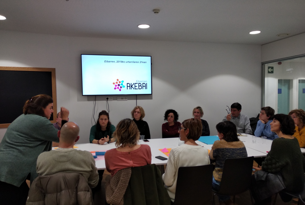 Varias personas que son parte de Akebai reunidas al rededor de una mesa.