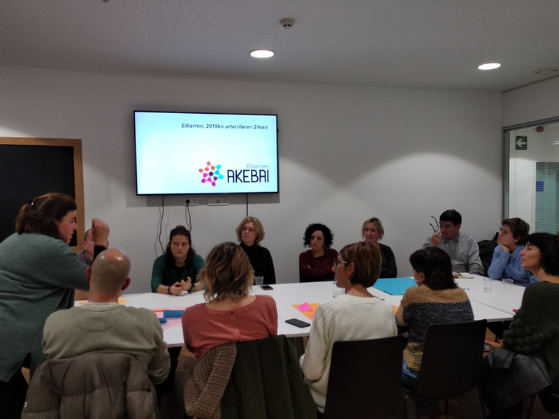 Varias personas que son parte de Akebai reunidas al rededor de una mesa.