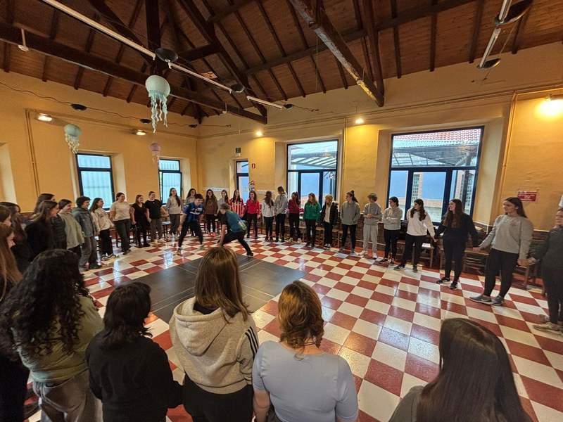 Varias personas de Debabarrena que han hecho el curso de monitor de 2024 - 25, en el albergue de La Arboleda.
