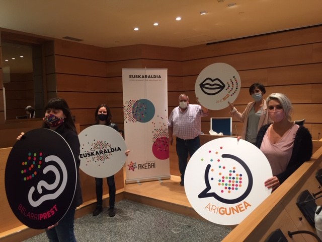 Miembro de la Comisión de Euskera con carteles de Euskaraldia