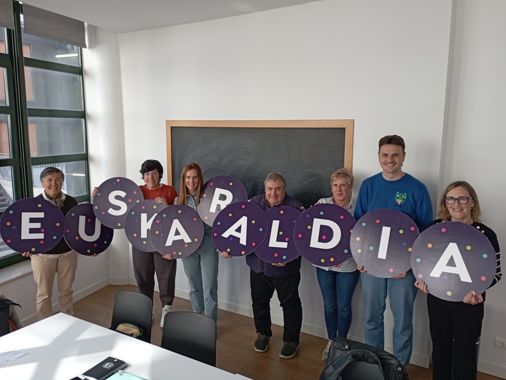 Fotografía de los miembros  de la comisión de euskera