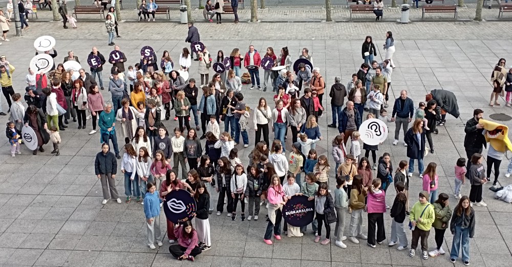 El pasado fin de semana han grabado el videoclip para Euskaraldia La gente en la plaza Untzaga