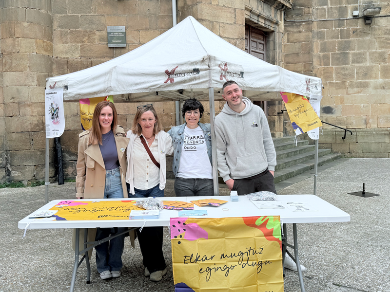 El pasado sábado, 12 de abril, AKEBAI repartió en Eibar las chapas del Euskaraldia 2025 Representantes institucionales y trabajadoras/es del Ayuntamiento.