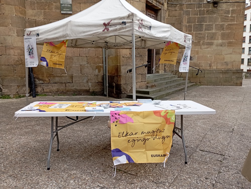 Este viernes, 9 de mayo, AKEBAI repartirá en Errebal las chapas del Euskaraldia Logo.