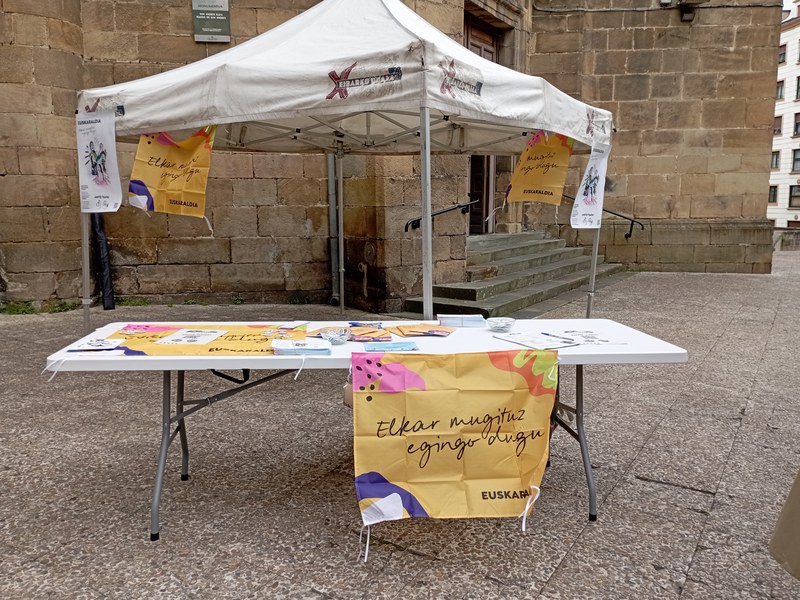 Este viernes, 9 de mayo, AKEBAI repartirá en Errebal las chapas del Euskaraldia