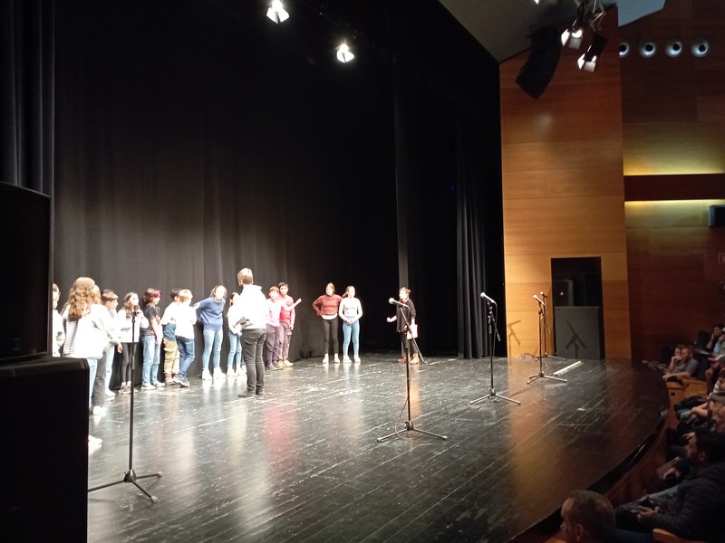 Niños y niñas cantando bertsos