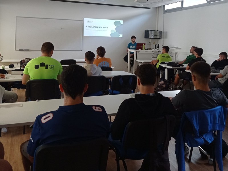 Estudiantes en el curso de sensibilización