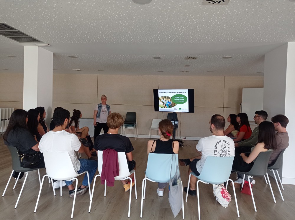 Fomento del uso del euskera en las actividades de verano: formación para educadores y educadoras Foto de la sesión del viernes en Errebal Plazia