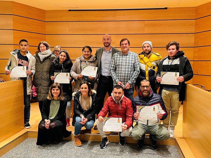 Imagen del acto de entrega de diplomas en el Salón de Plenos del Ayuntamiento de Eibar.