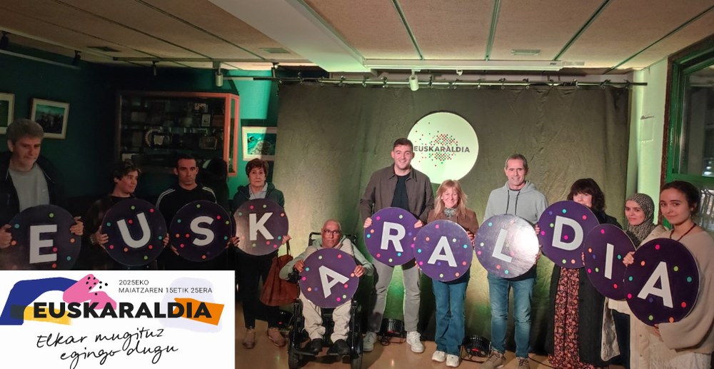 Eibar presenta el “Hamaikakoa” para el Euskaraldia de este año Fotografia de las 11 personas del grupo