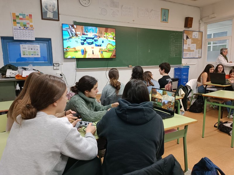 Alumnado de La Salle probando videojuegos