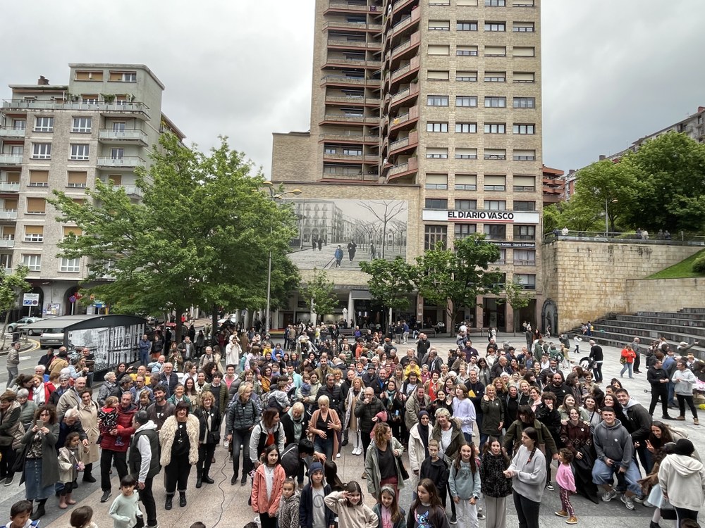 Ya está en marcha el Euskaraldia de 2025 Varias personas en la plaza Untzaga, que fueron el público del evento de comienzo del Euskaraldia