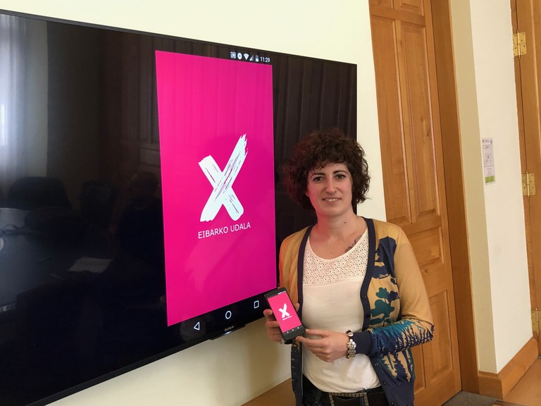 En la imagen, Ana Telleria, responsable de la Delegación Gobierno Abierto, presentando la nueva app o aplicación móvil "Eibarko Udala".