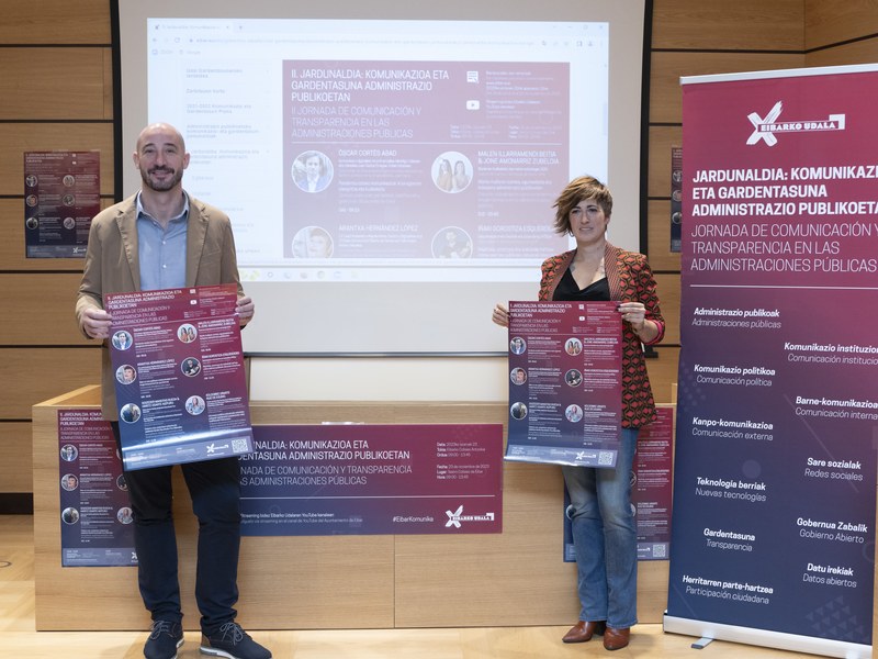En la imagen, el alcalde de Eibar Jon Iraola y la concejala responsable de la Delegación Gobierno Abierto, Ana Telleria.