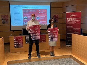 Imagen de la presentación de la 'Jornada de Comunicación y Transparencia en las administraciones públicas' con Jon Iraola, alcalde de Eibar, y Ana Telleria, responsable de la Delegación Gobierno Abierto.