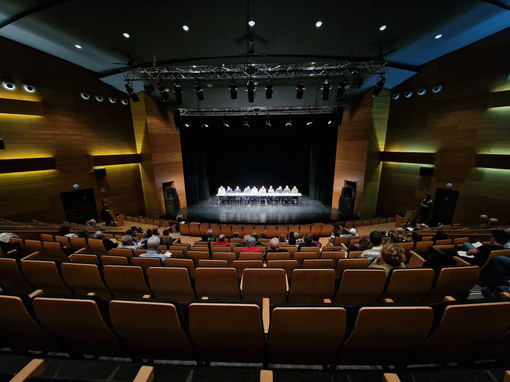 El Ayuntamiento de Eibar retomará las reuniones de barrio el próximo jueves, 9 de noviembre Imagen de archivo de la reunión de barrio celebrada en el Coliseo en 2022.