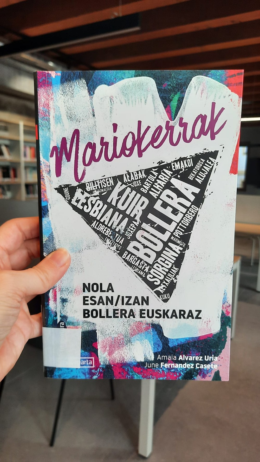 Amaia Álvarez Uria y June Fernández Casete presentan el libro "Mariokerrak. Nola esan/izan bollera euskaraz" en Andretxea Amaia Álvarez Uria y June Fernández Casete presentarán su libro Mariokerrak Nola esan/izan bollera euskaraz (Txalaparta 2023) el lunes 19 de mayo a las 18:00 horas. En este libro, y tirando de una propuesta realizada por la asociación Zinegoak, analizan cómo se cruzan los ejes del euskera y de la comunidad lesbiana. Dicen los autores que la hegemonía lingüística en la comunidad Bollera se ha agrietado en los últimos años y se da por buena la capacidad política del euskera para la militancia.