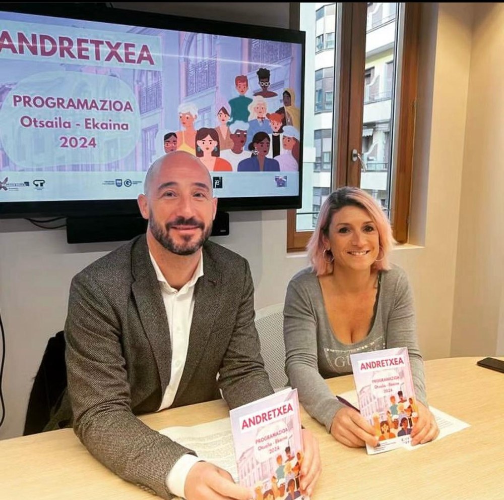 El alcalde, Jon Iraola, y la concejala de Igualdad, Patricia Arrizabalaga