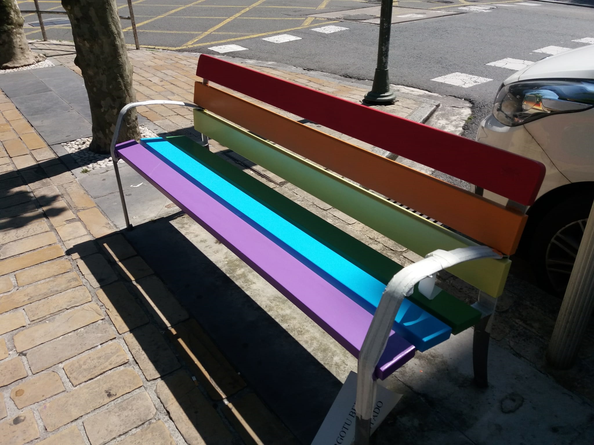 Este año también pintaremos bancos con los colores del arcoíris para reivindicar los derechos LGTBI+