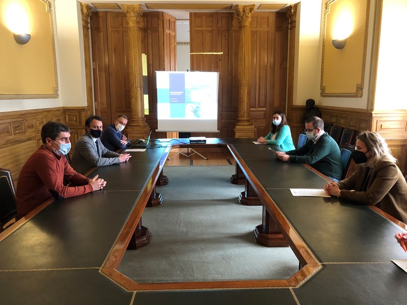 El concejal de Desarrollo Económico, Empleo e Innovación, Alberto Albístegui (izq.), junto a la técnica del Departamento, representantes de IKEI, y representantes de algunas de las empresas que han participado en el programa.
