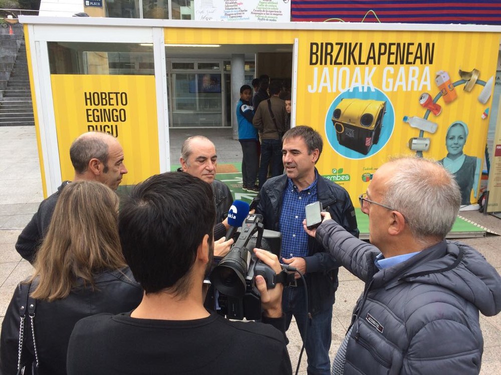 ‘Reciclar es lo nuestro’, la campaña a pie de calle para acercar la economía circular a la ciudadanía llega a Eibar