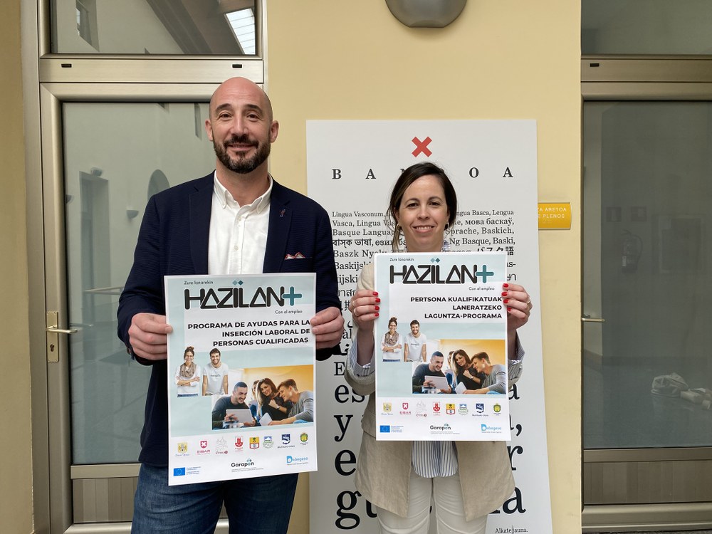 El alcalde, Jon Iraola, acompañado de una de las impulsoras del programa Hazilan+, de Debegesa.