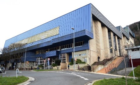 Adjudicada en casi 230.000 euros la obra de rehabilitación de la cubierta del polideportivo de Ipurua Polideportivo Municipal de Ipurua.