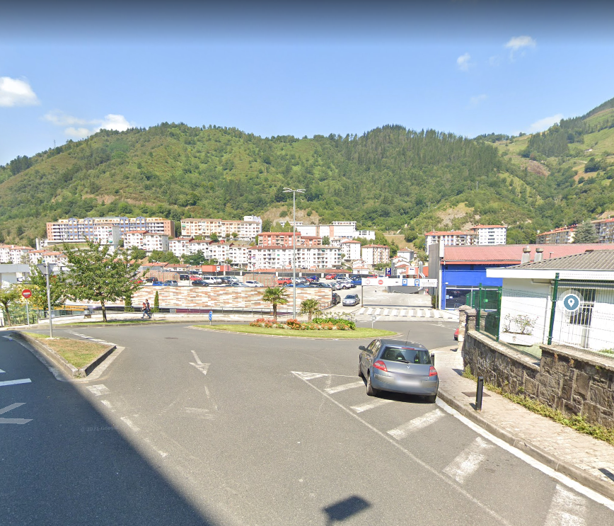Adjudicado el Plan de Asfaltados para este año, que incluye la renovación de 5.000 metros cuadrados de superficie en siete calles de Eibar Imagen de la rotonda situada frente al polideportivo de Ipurua.