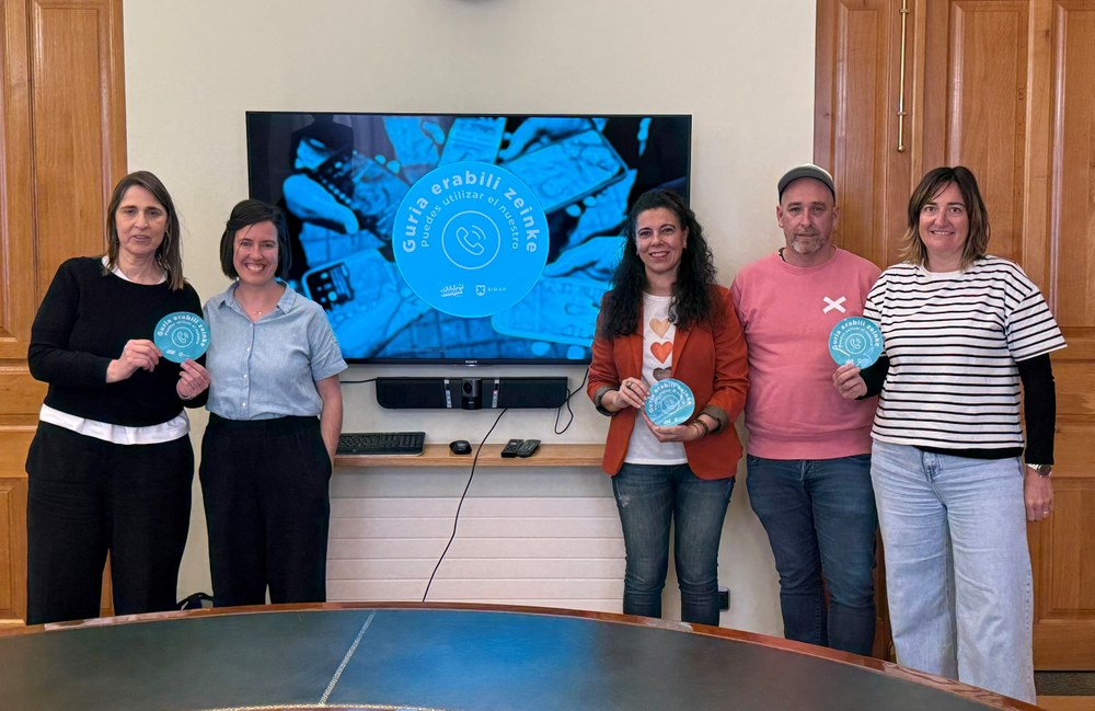 "Altxau burua Eibar" presenta la iniciativa "Guria erabili zeinke" Presentación de la iniciativa "Guria erabili zeinke". En la imagen, la concejala Eva Juez, acompañada de comerciantes eibarreses/as.