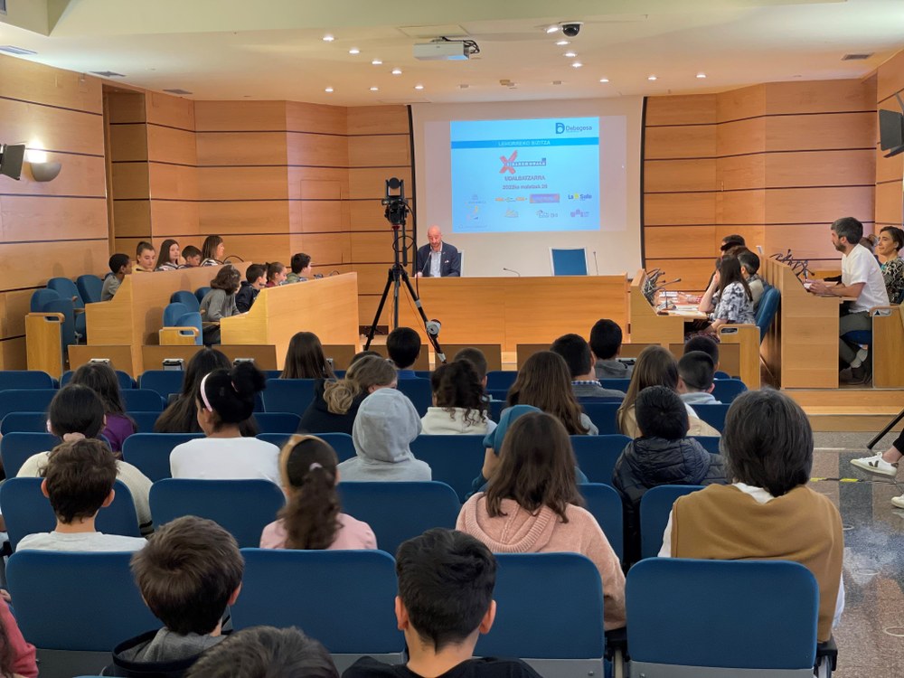 Alumnos/as de la Agenda Escolar 2030 presentan sus propuestas al Pleno, en torno a la vida de los ecosistemas terrestres Imagen del Pleno de la Agenda Escolar 2030.
