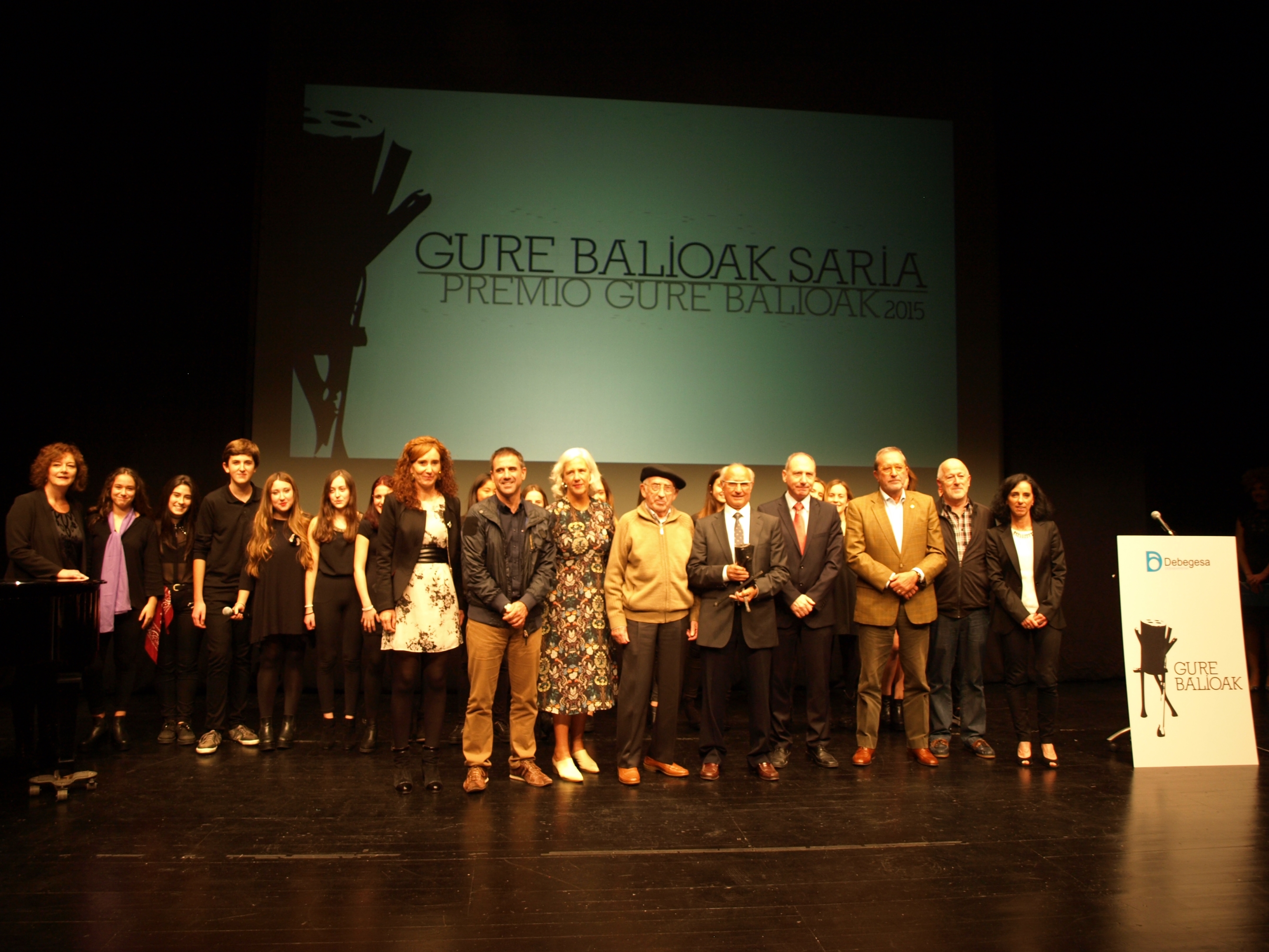 Antonio Cancelo recibe el Premio Gure Balioak de Debabarrena