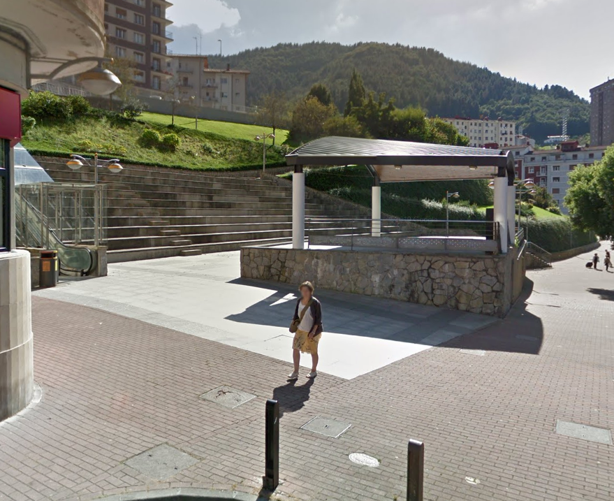 Arrancan las obras de mejora del entorno de las gradas de Txaltxazelai, que incluye la instalación de una zona de juegos de agua Imagen de archivo. Zona de las gradas de Txaltxa Zelai.