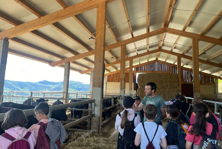 "Baserrixa Hurretik": el mundo rural se convierte en aula viva para la juventud eibarresa Alumnos/as del programa "Baserrixa Hurretik".