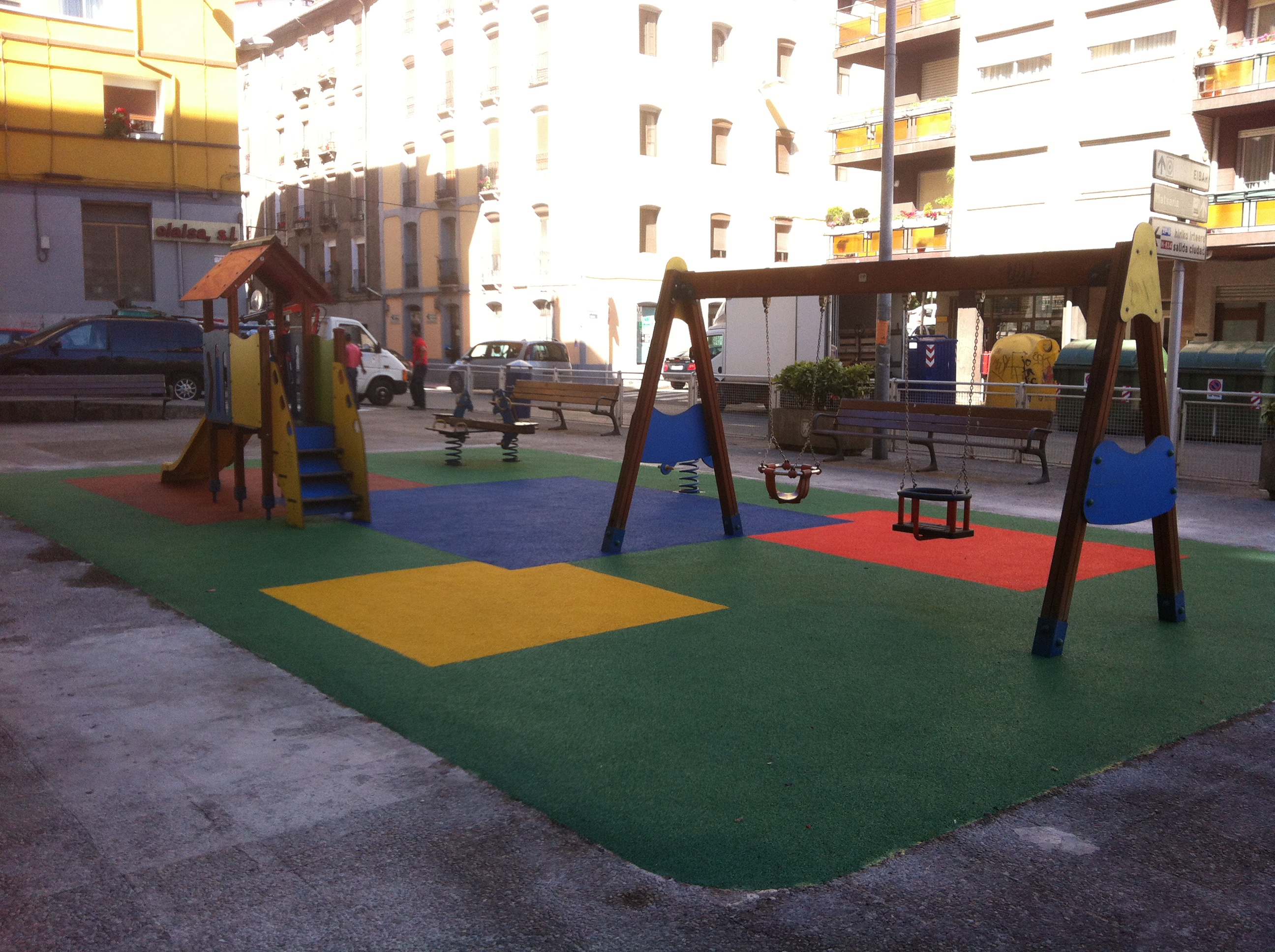 Cambio de suelo de los parques infantiles de las calles Barakaldo y Mutiola